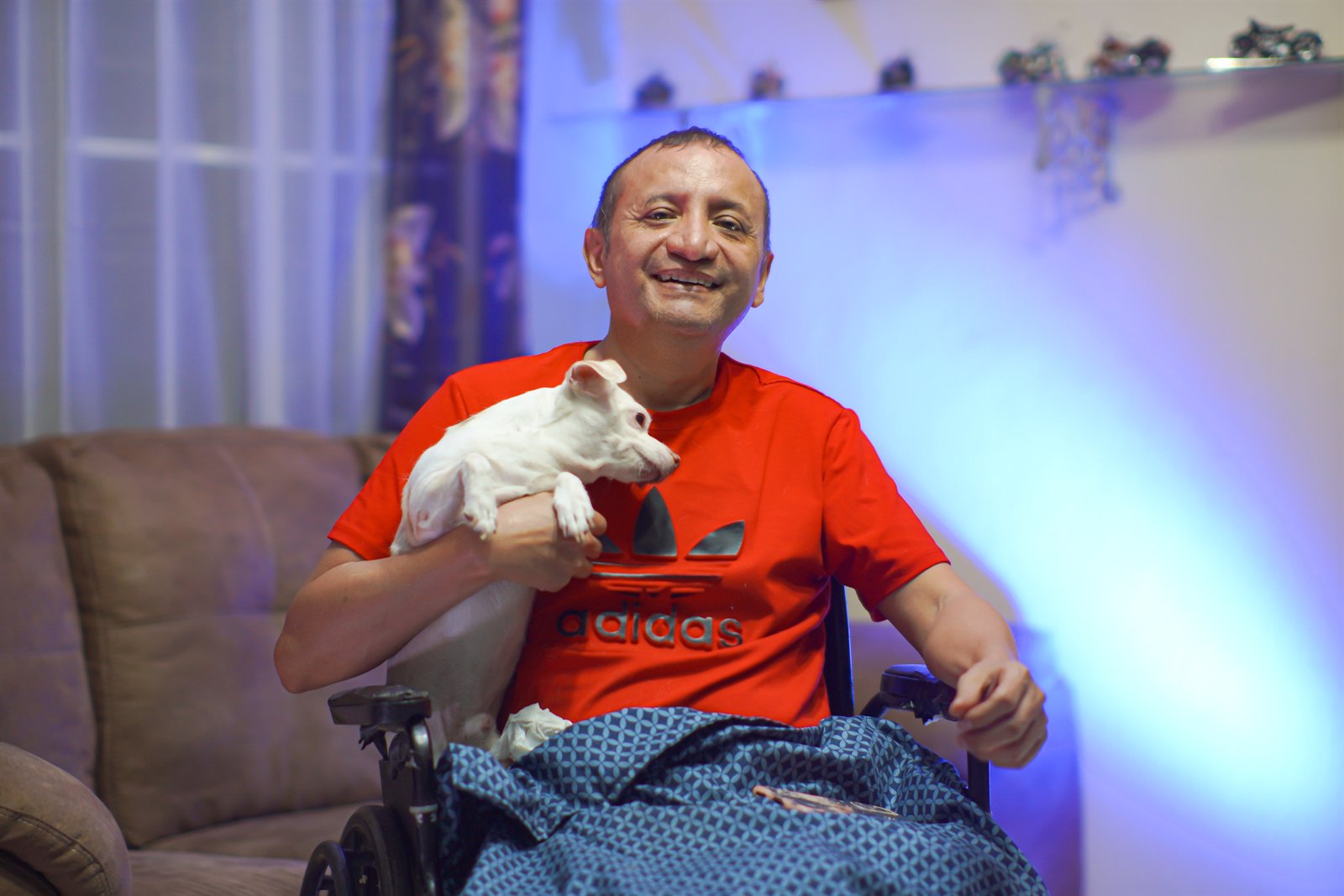 Mario Ortiz acompañado de su mascota